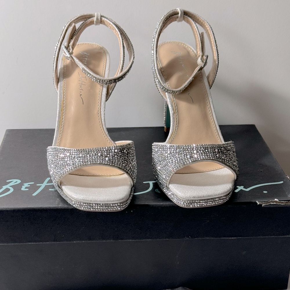Blue by Betsey Johnson suni silver ringstone heeled sandals ankle strap 6.5 NWT - Picture 3 of 9